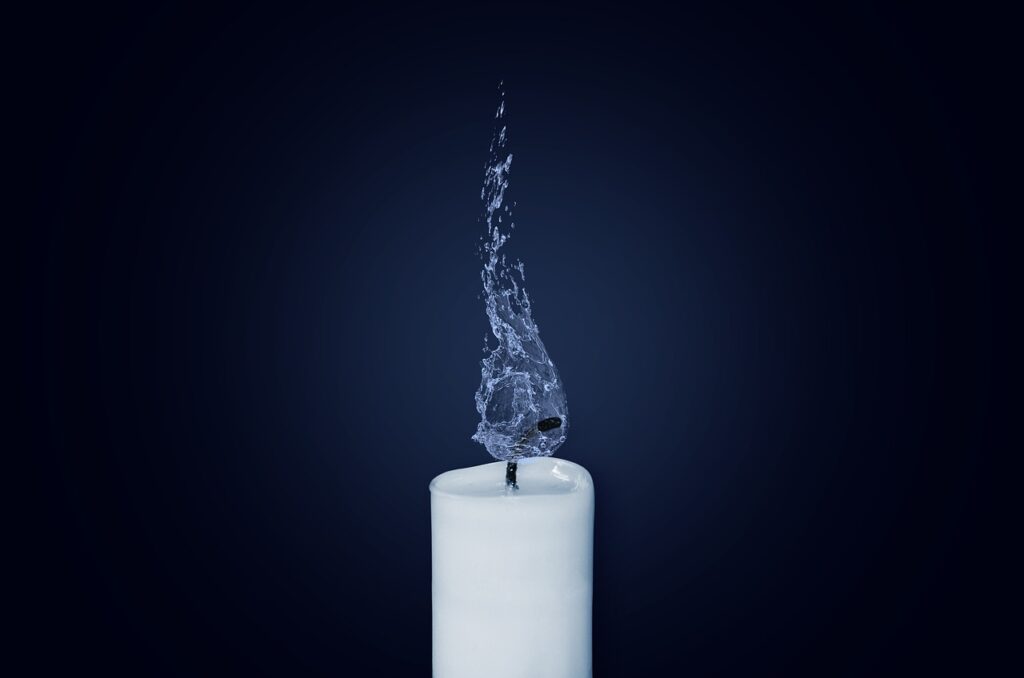 Photo of the popular "Ocean H20" candle. Photo of a candle with water instead of a flame.